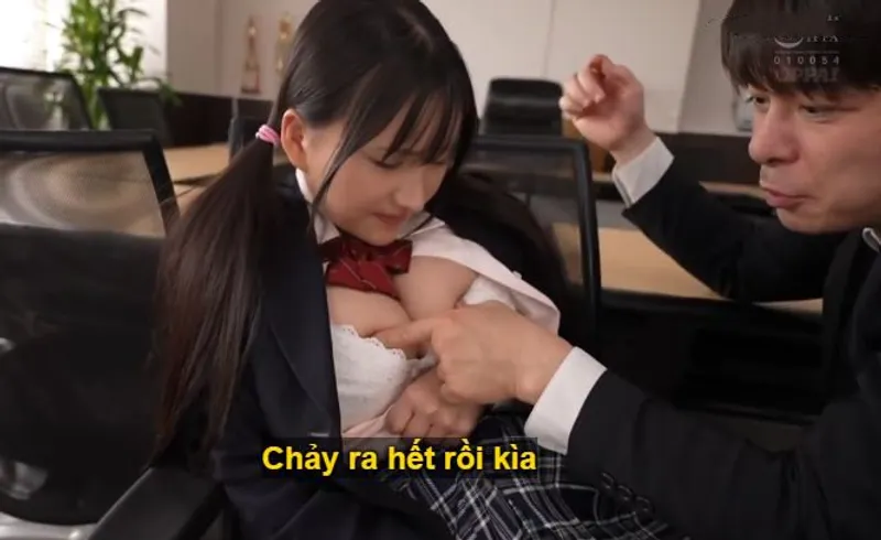 Trong suốt 3 năm, thầy giáo đã rèn luyện cô học trò ngực đẹp biến thành "hũ đựng tinh".